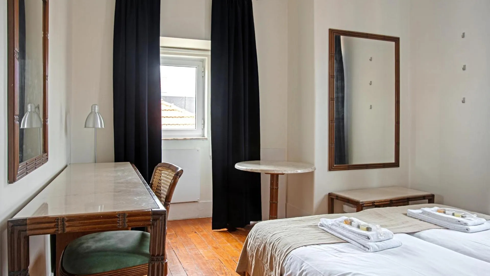 Large Family Flat In Campo De Ourique Hotel Lissabon
